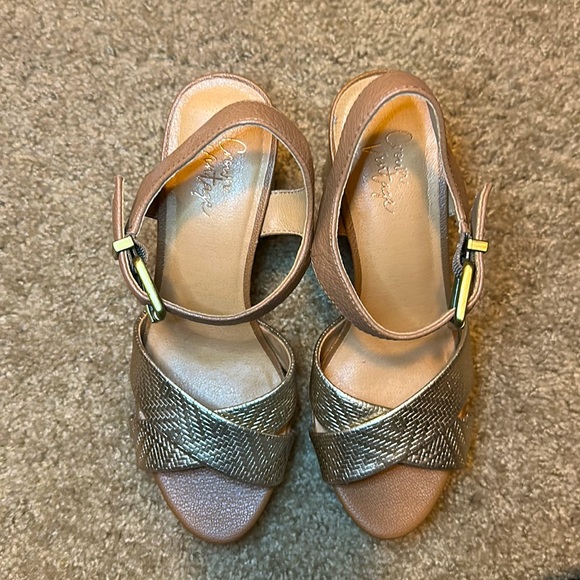 Light gold/ ginger woven size 6 sandal platforms - Picture 2 of 2